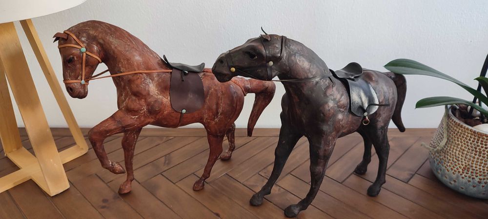 Escultura de figura de cavalo vintage em couro