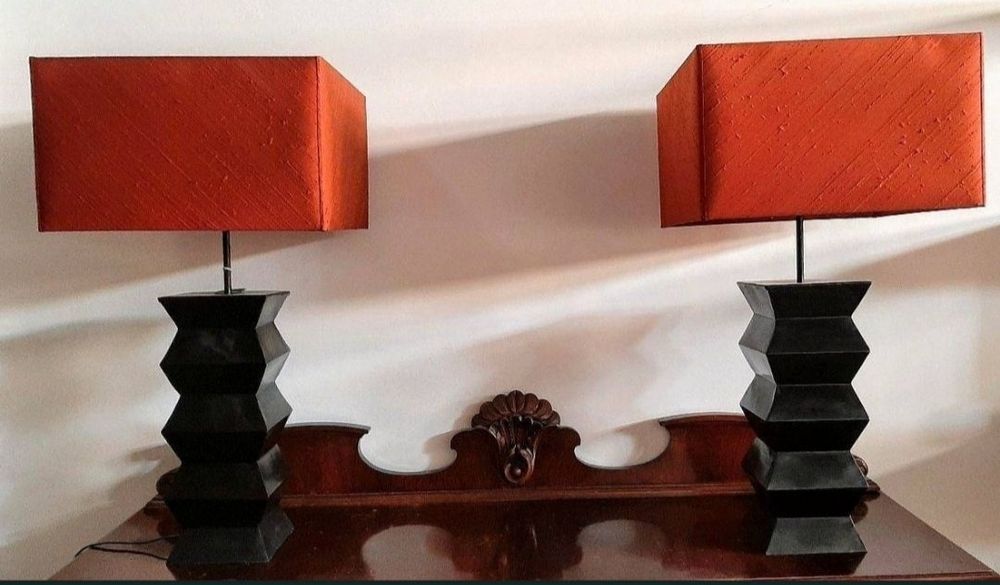 Candeeiro em latão pintado negro.