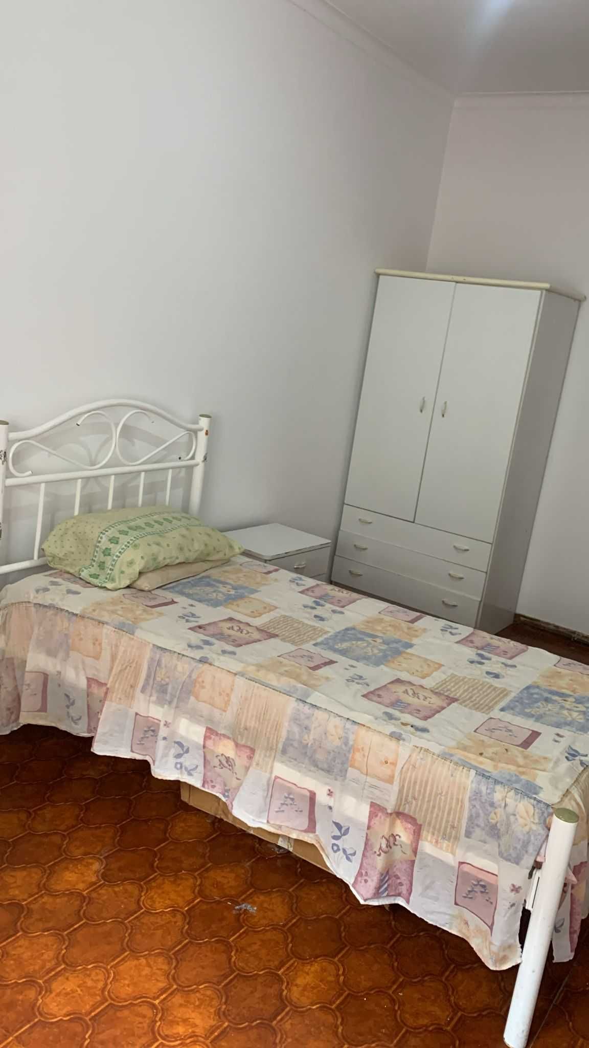 Quarto para alugar na Cruz de Pau - Amora