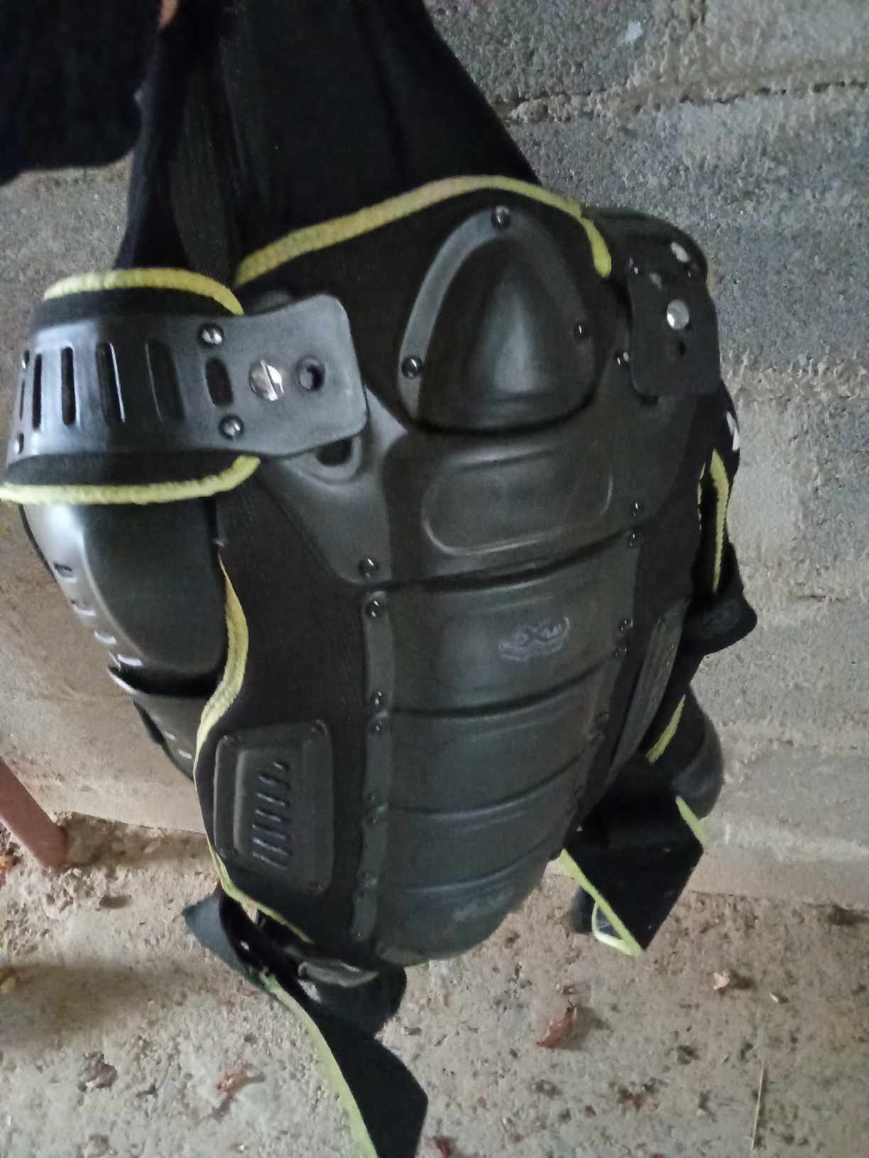 Botas e colete de enduro