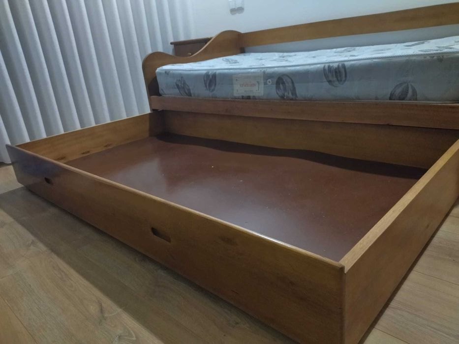 Conjunto quarto: Cama de solteiro com gavetão + mesinha + camiseiro
