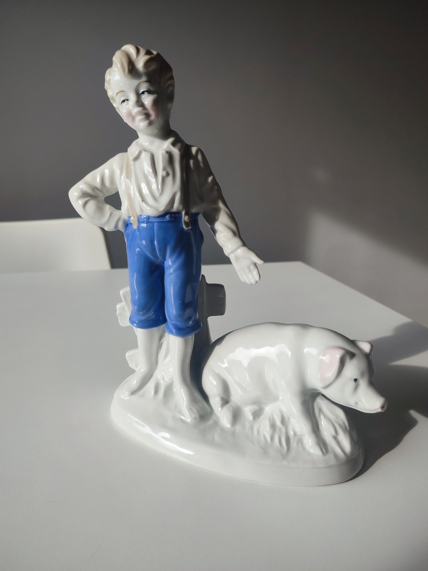 Порцелянова статуетка хлопчик зі свинею