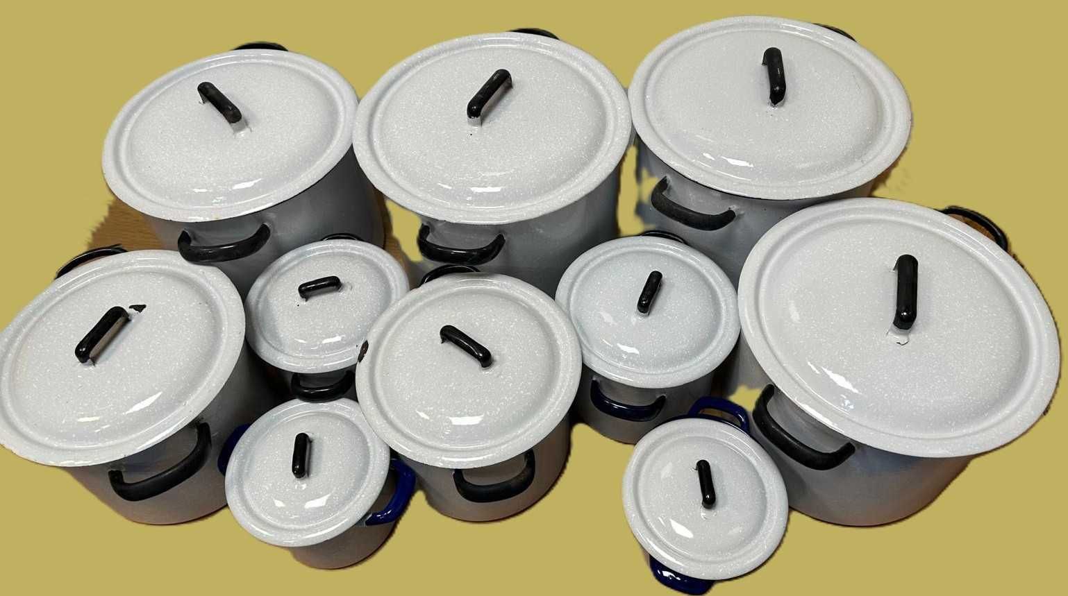 Panelas e tachos antigos em esmalte, decoração ou coleção