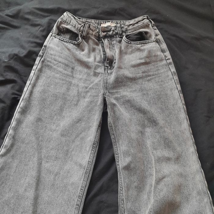 серые джинсы клёш