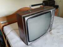 Televisão vintage Grundig. Televisor antigo de madeira