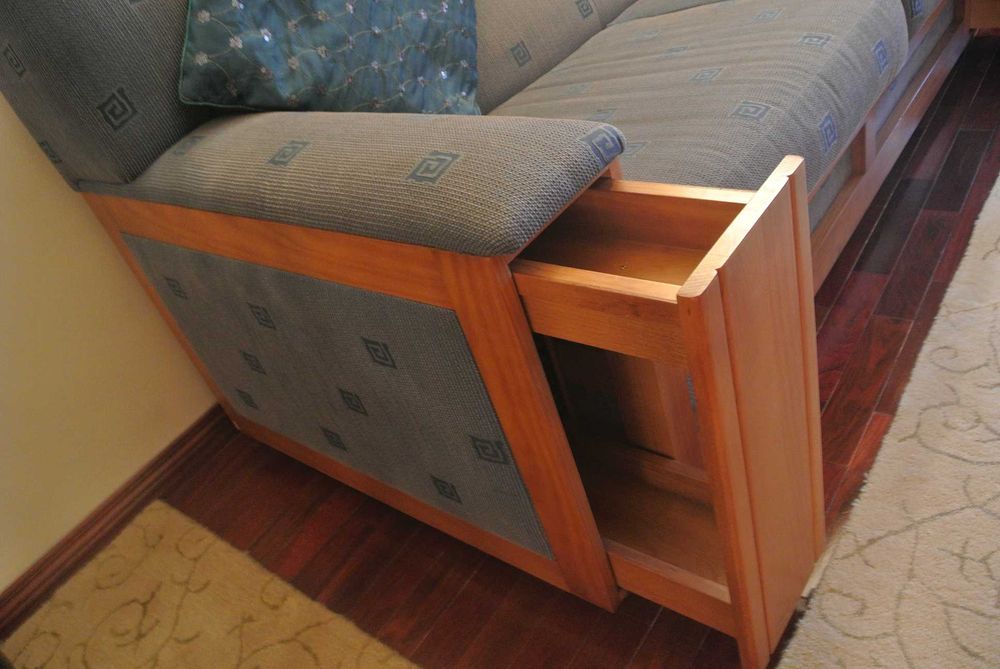 Sofá cama com apoio copos