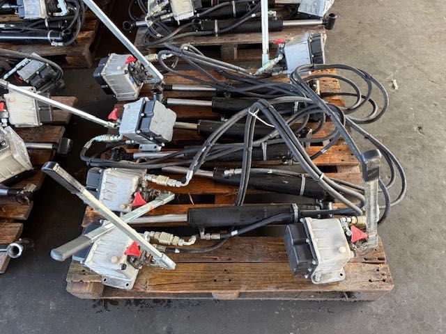 Duża pompa hydrauliczna z siłownikiem do podnoszenia kabiny wozidła