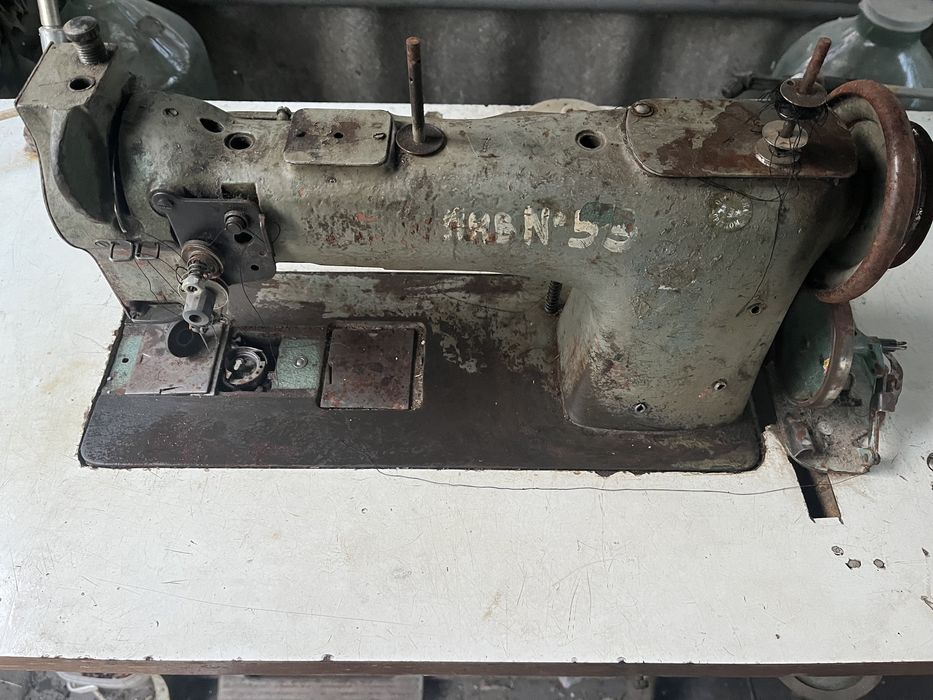 машинка швейна шиє шкіру