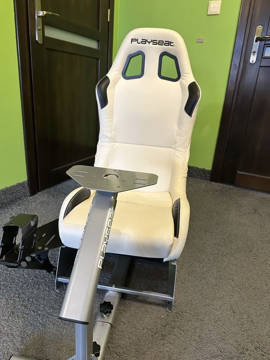 Fotel PlaySeat Evolution biały z dodatkowym uchwytem na shifter
