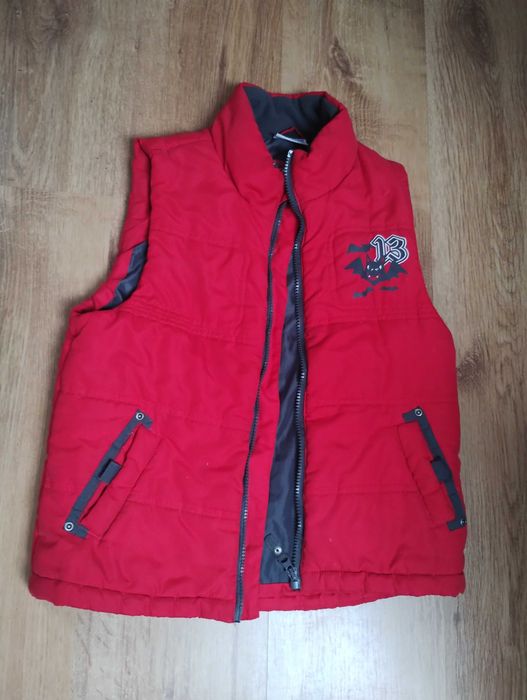 Modna mini paka .Rozmiar 128 .Kamizelka ,spodnie , bluza na suwak.