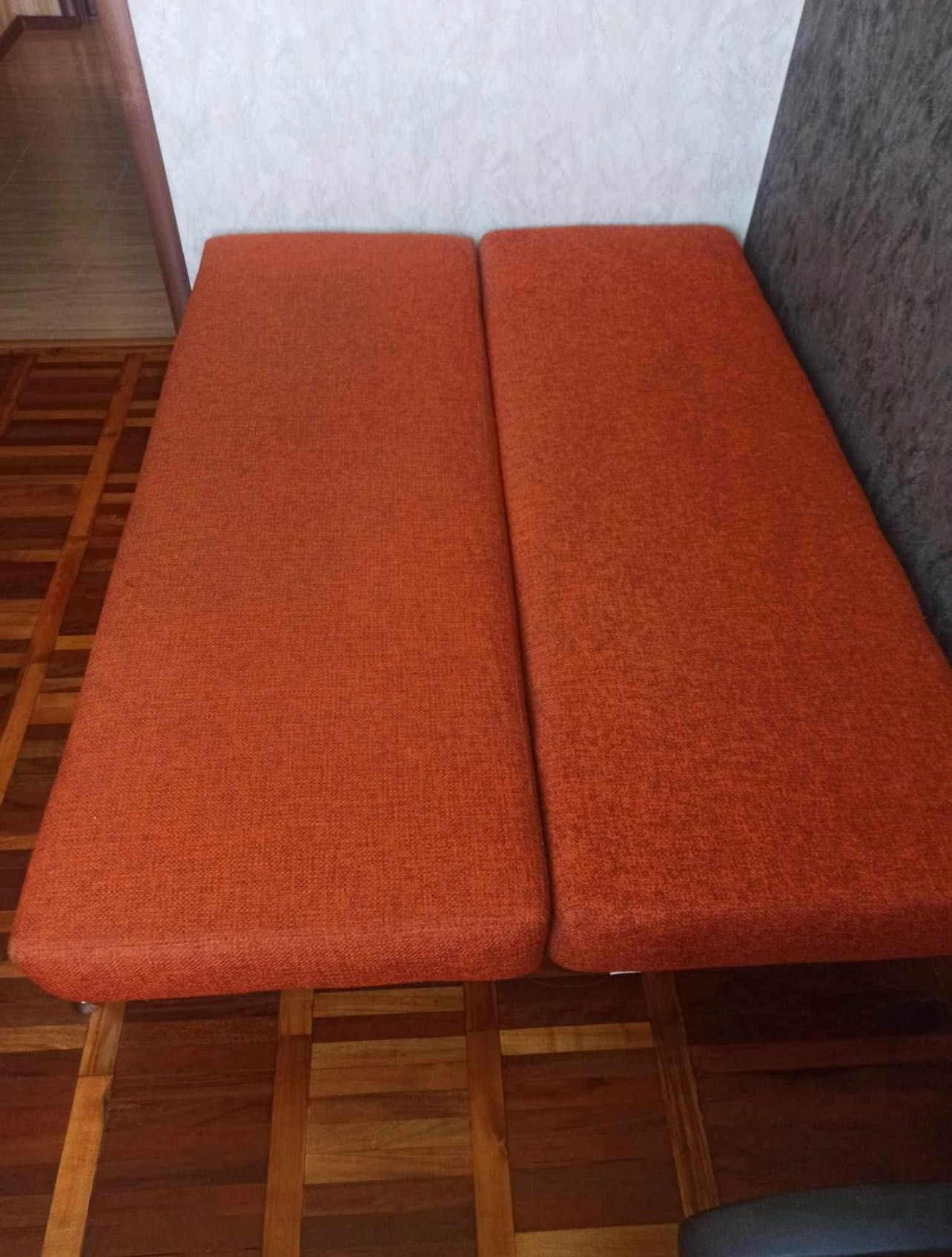 Гарний диван помаранчевого коліру в дуже гарному стані