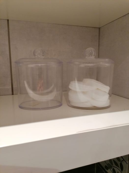 2 plastikowe przezroczyste pojemniki na waciki