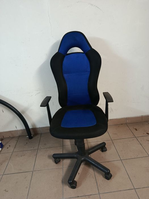 Krzesła gemingowe i antyk z PRL-u