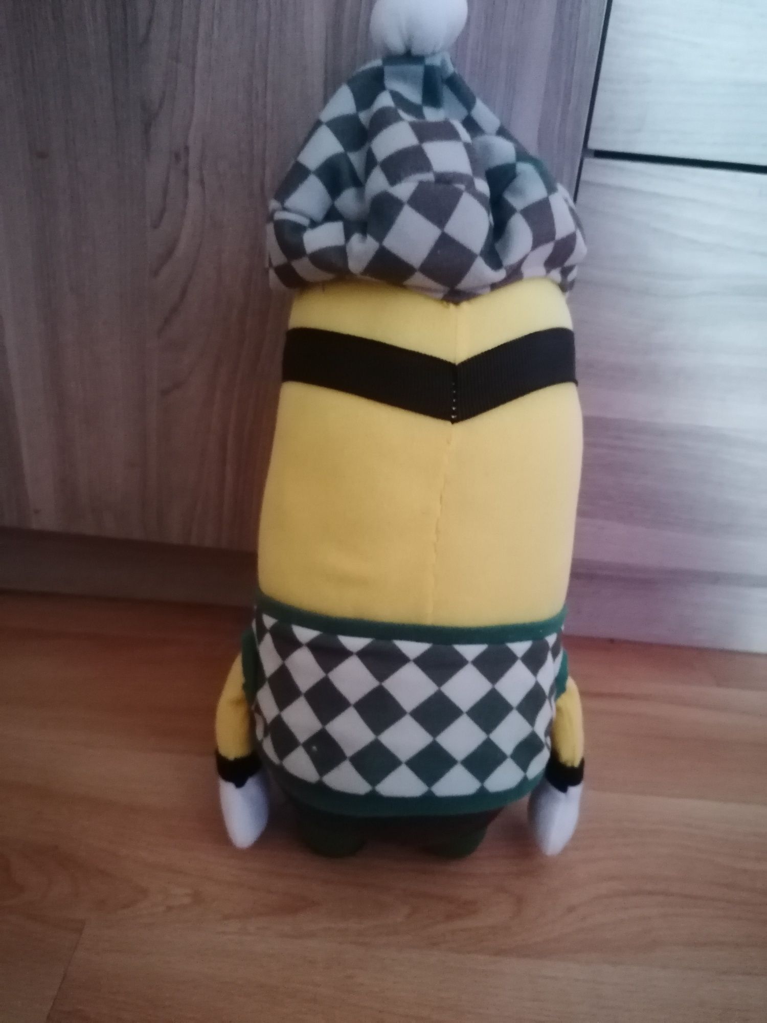 Minionek Kevin w stroju golfiarza