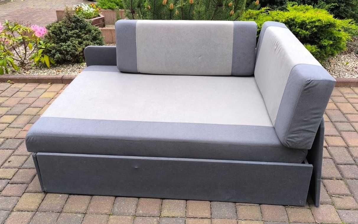 Rozkładana sofa i skórzany fotel