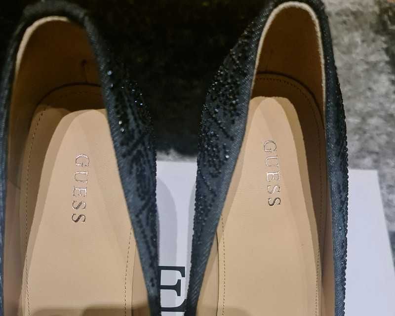 Sapatos Guess com brilho