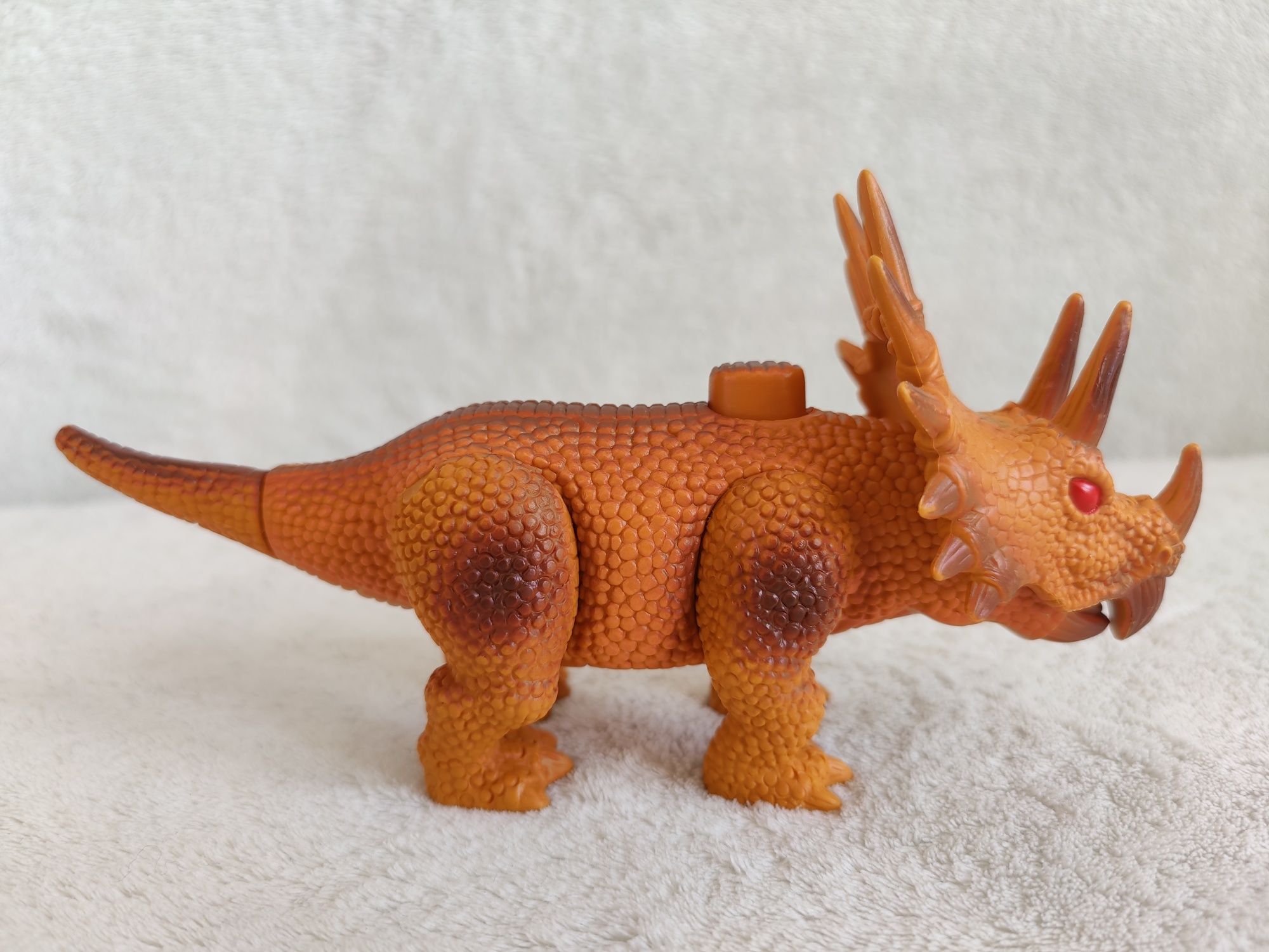 Większa figurka dinozaur Triceratops. Ruchome kończyny i pysk.