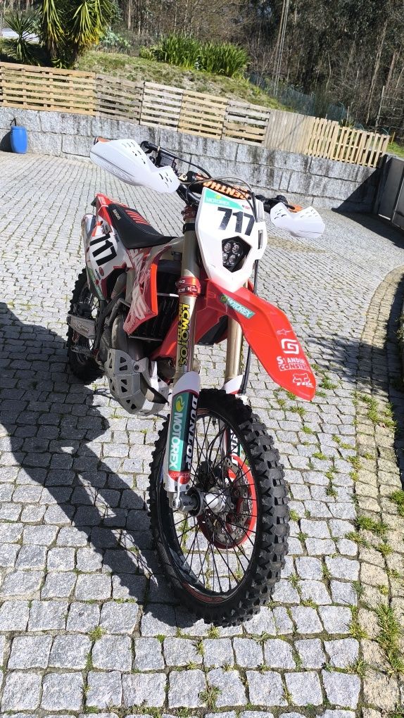 Gasgas ec300 GP 2018

-Moto com 250h
-Suspensões preparadas nível 1 LC