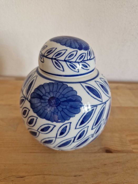 jarra azul de louça