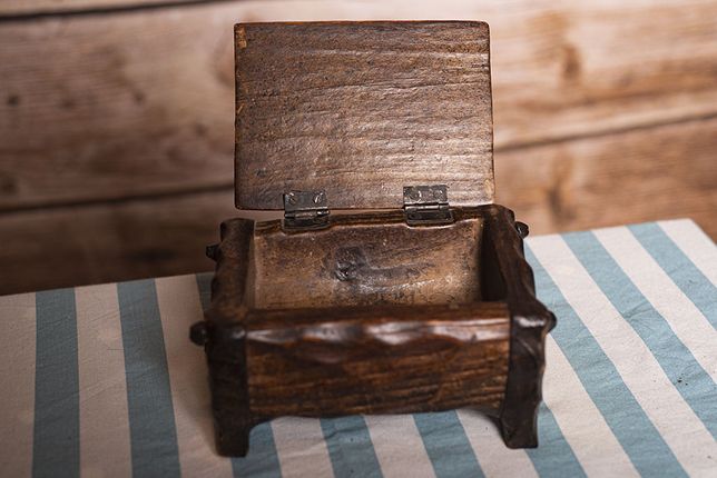 Drewniana ręcznie wykonana szkatułka na "przydasie". Vintage