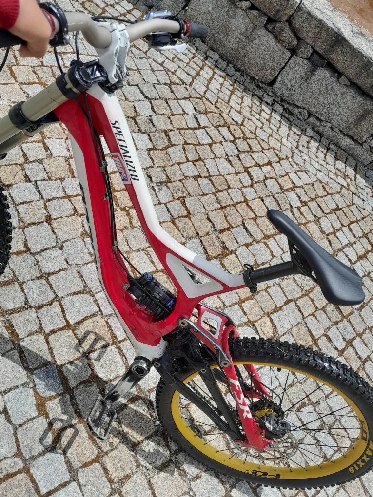 Bicicleta de downhill demo 8