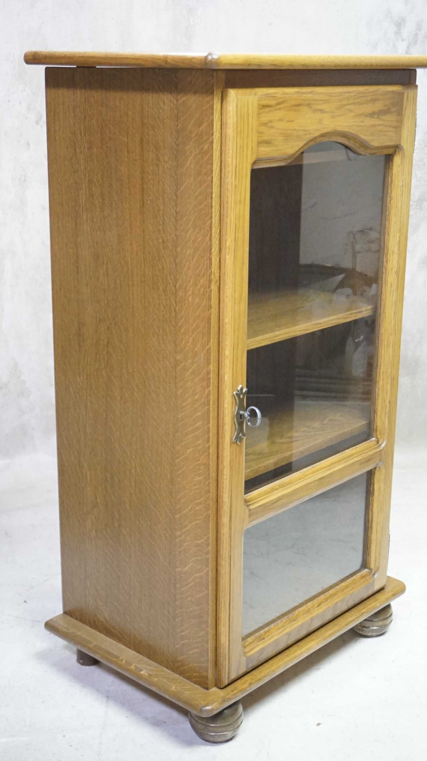 Sprzedam praktyczną szafkę pod  barek gramofon-słupek