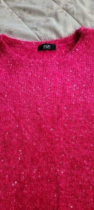 Sweter z cekinami.