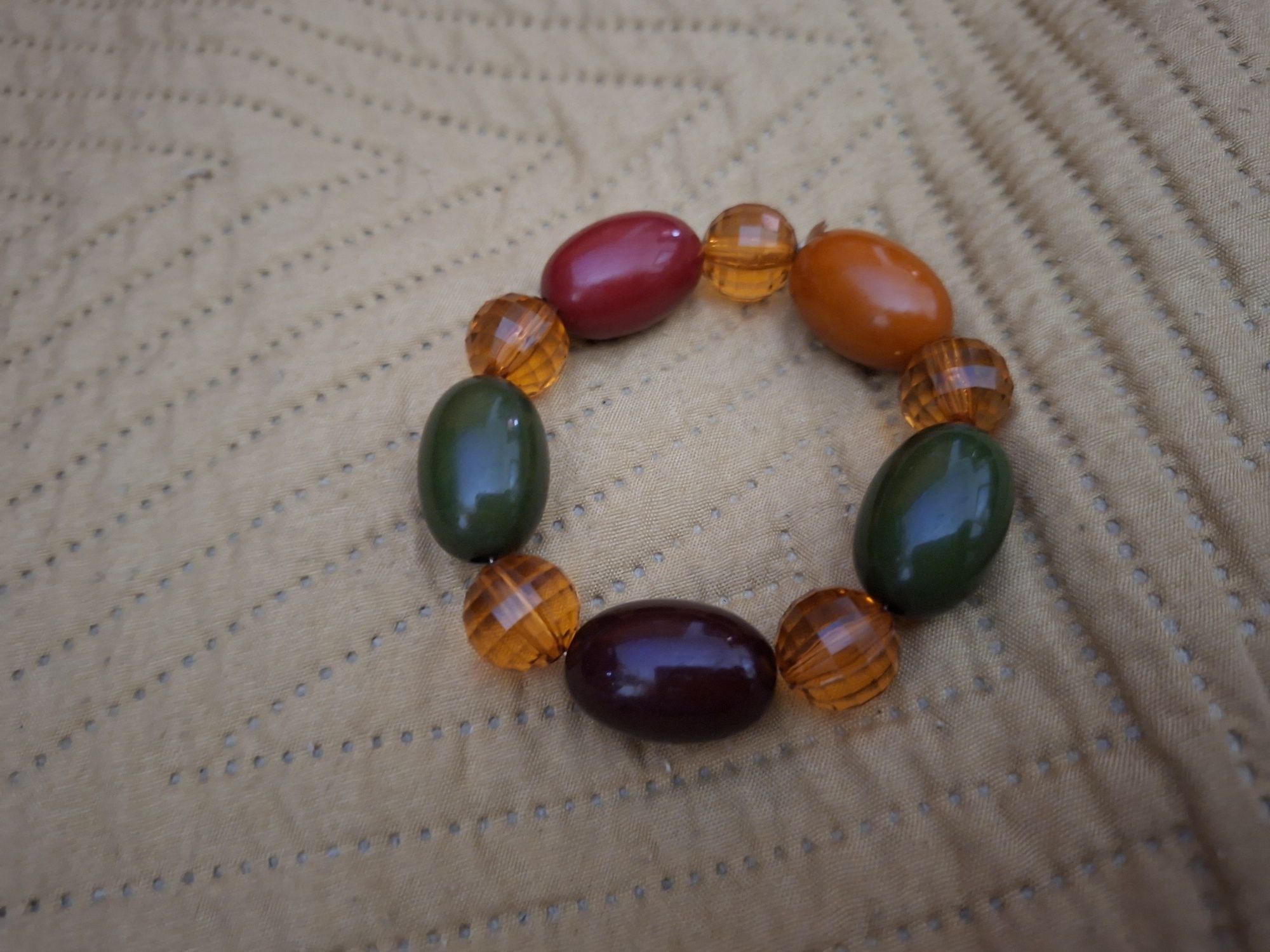 Vários pulseiras  aproveitem