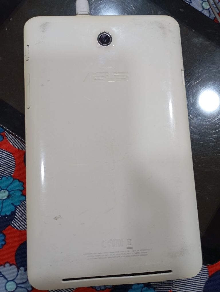 25€ tablet ASUS precisa de uma capa nova tem os botões estragados,