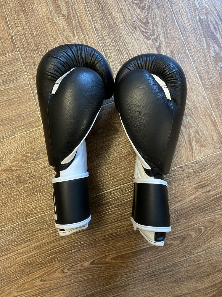 Боксерські рукавиці TITLE.  16-oz