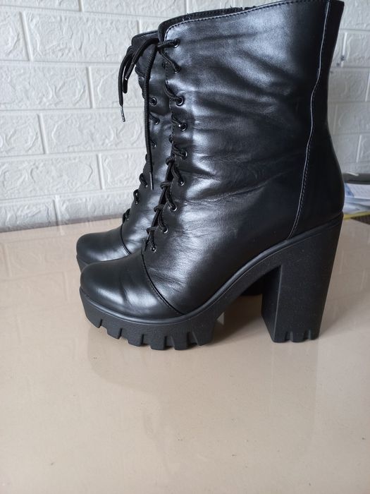 Жіночі чобітки шкіряні