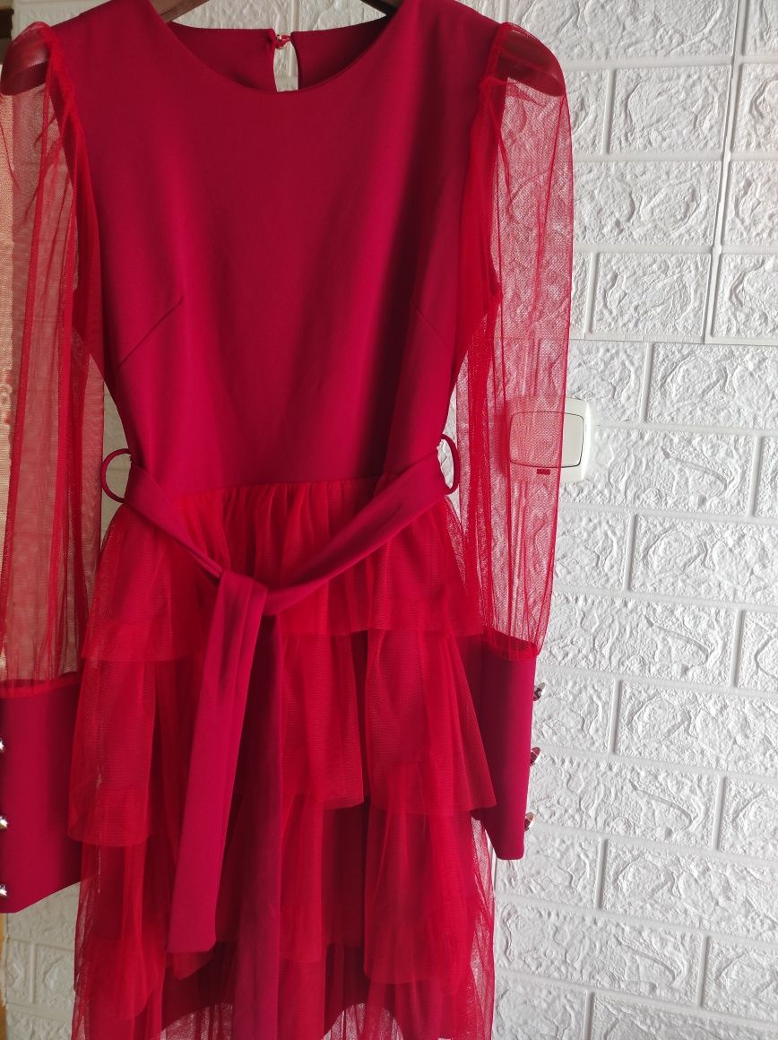 Czerwona, tiulowa sukienka