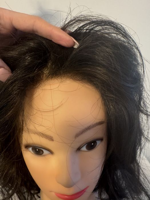 Peruka ciemny brąz krótka falowana ruchomy przedziałek lace front