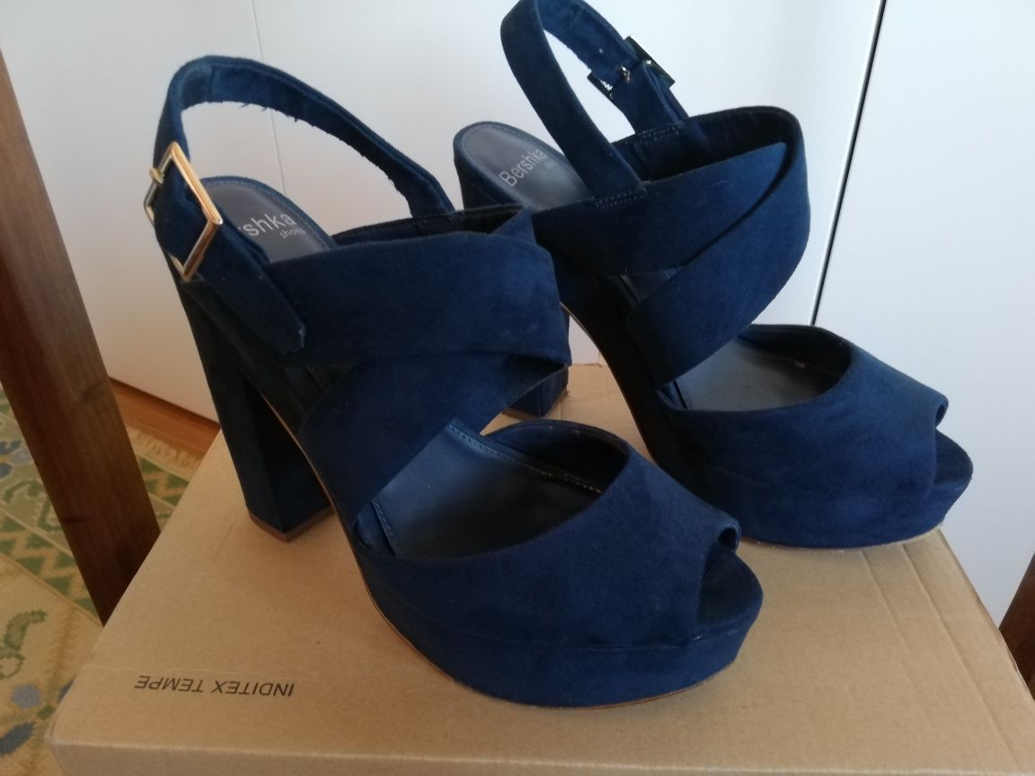 Sapatos Bershka em azul