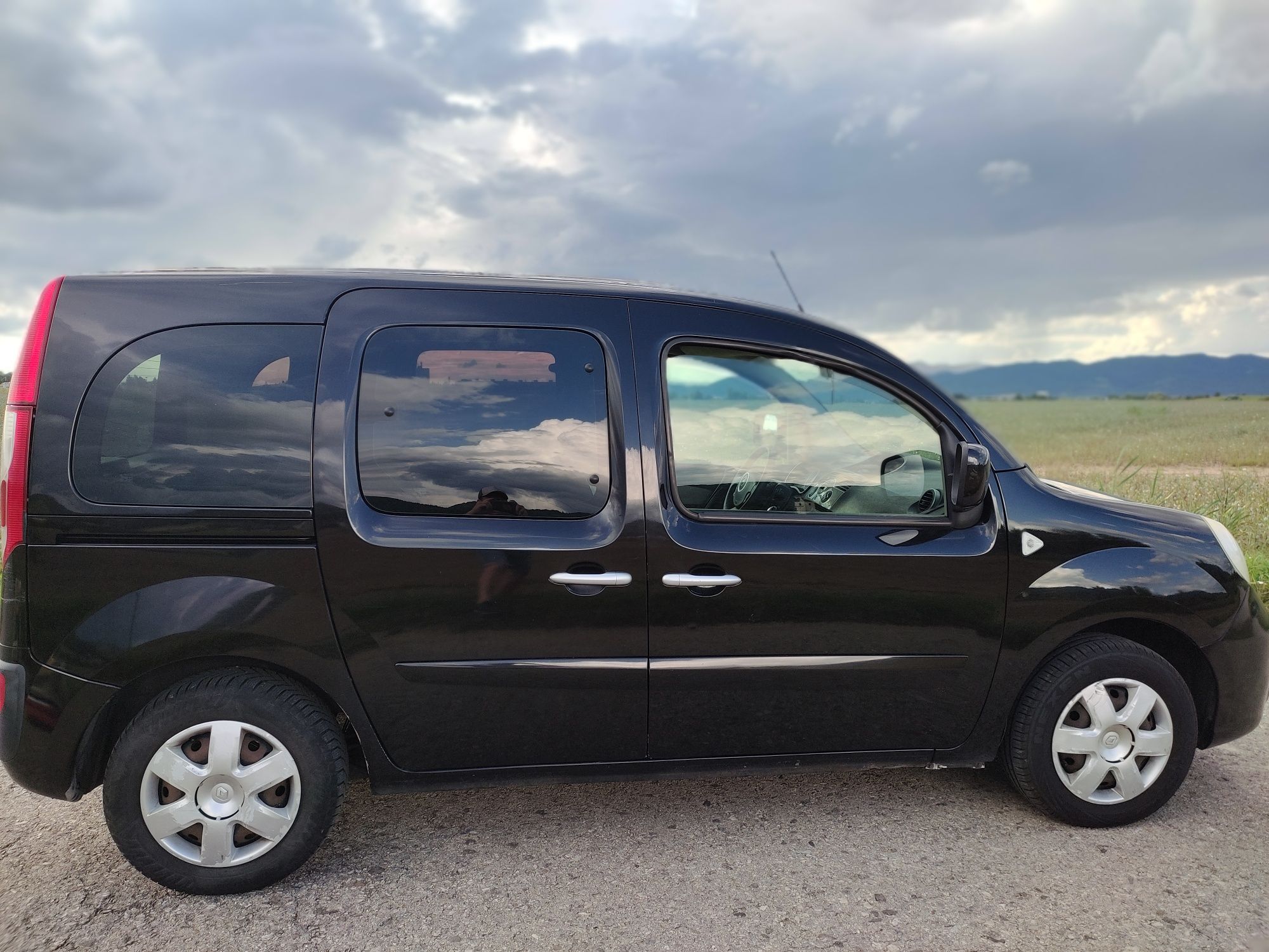 Renault Kangoo 2.   2011год универсал.