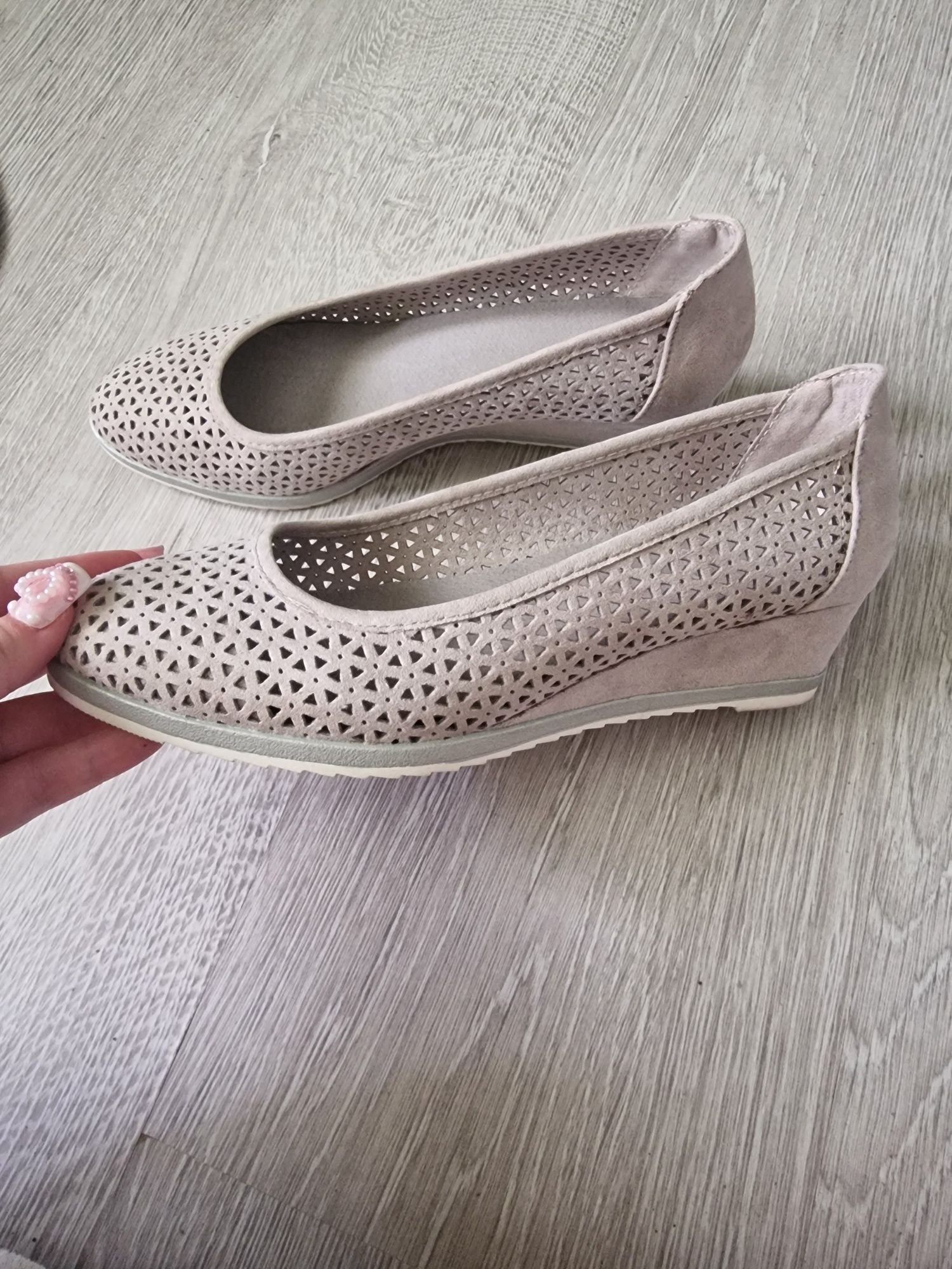 Urokliwe buty na koturnie
