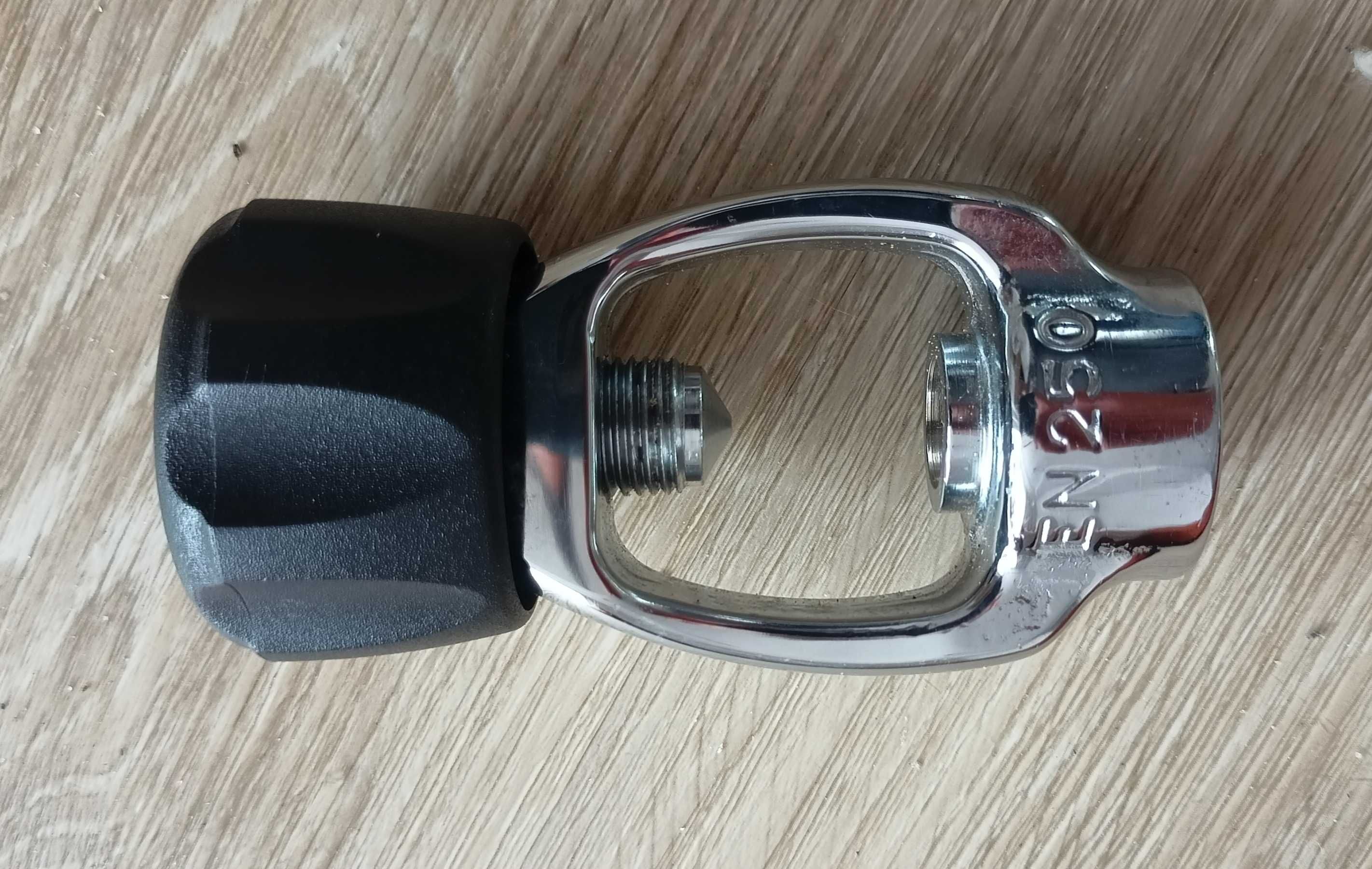 Adapter strzemiączko do butli nurkowej