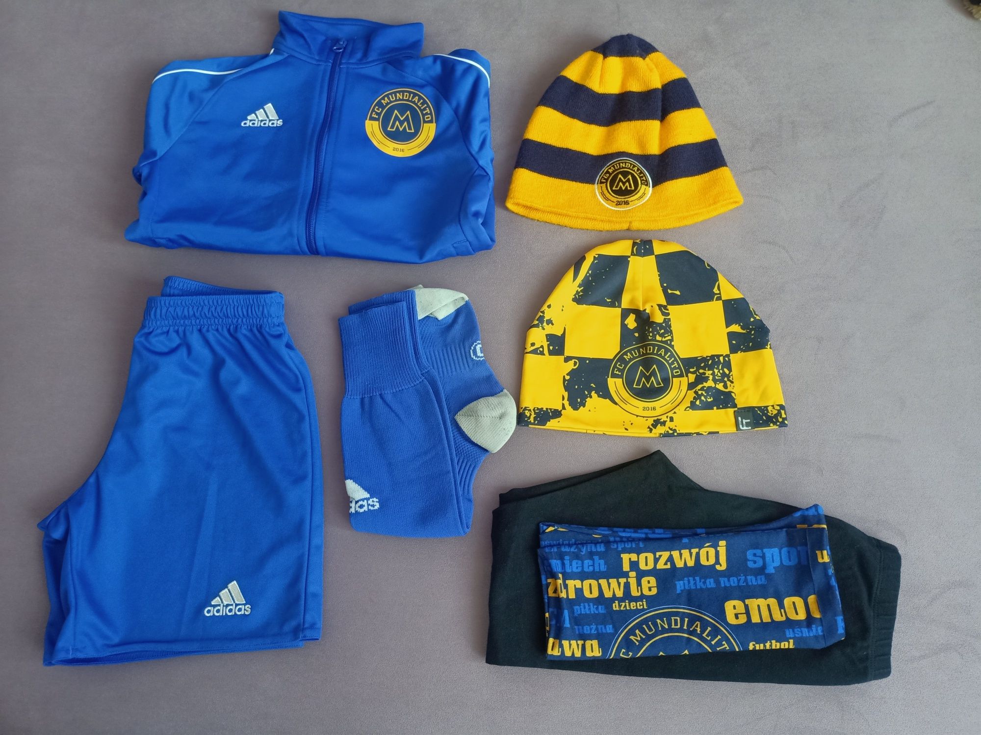 FC Mundialito, Adidas, zestaw, bluza, spodenki, getry, czapki komin