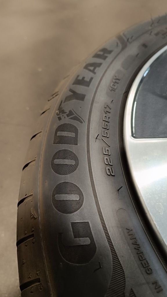 4 x GoodYear Efficient Grip Performance 3 101Y 225/55/17