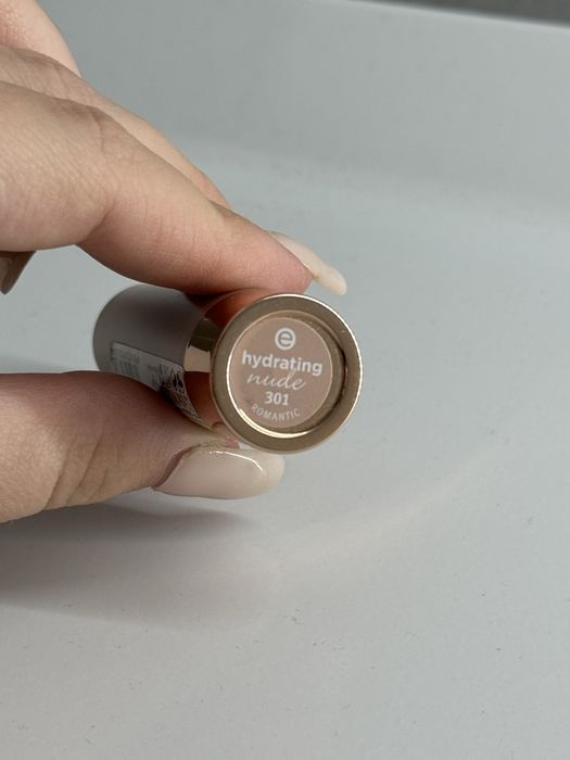 pomadka do ust essence hydrating nude lipstick