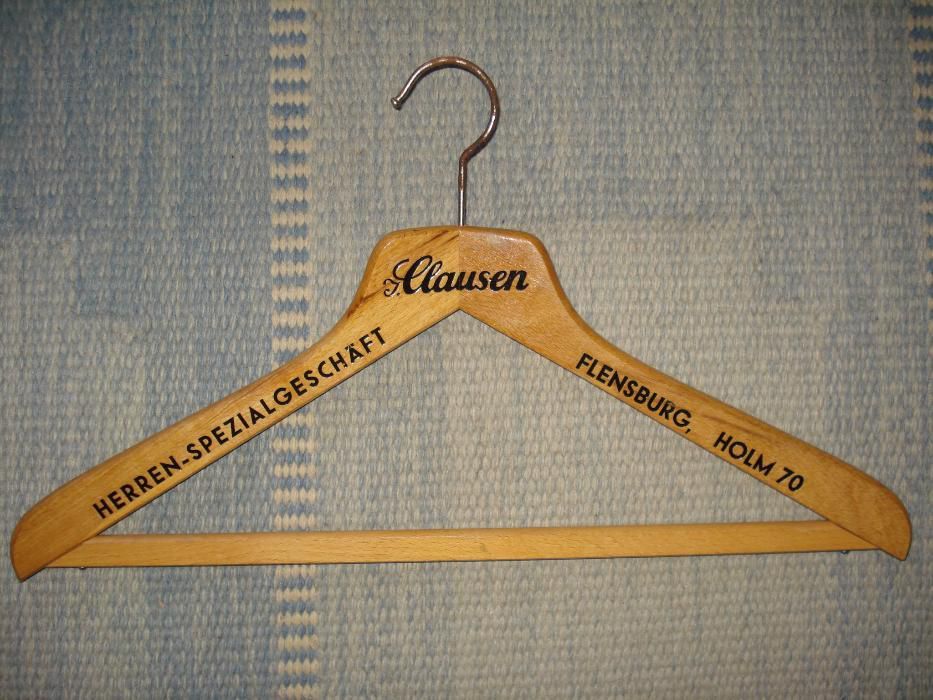 Conjunto de cabides antigos em madeira. Anos 50-70