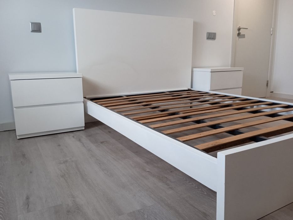 Cama de casal com estrado + 2 mesas de cabeceira