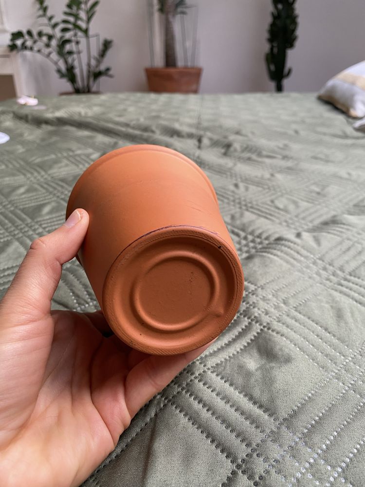 Malutka ceramiczna oslonka z terakoty
