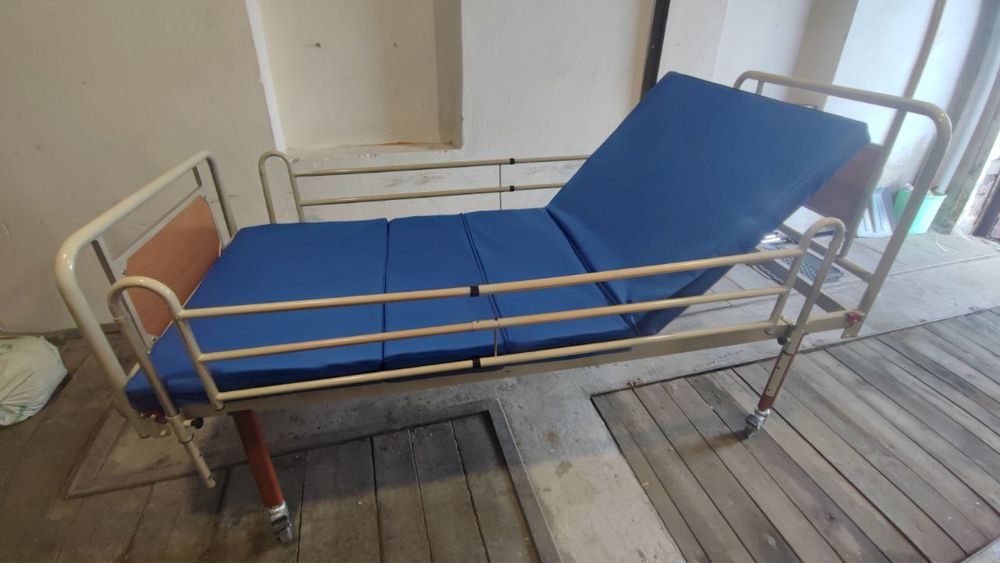 медичне ліжко з механізмом для лежачого