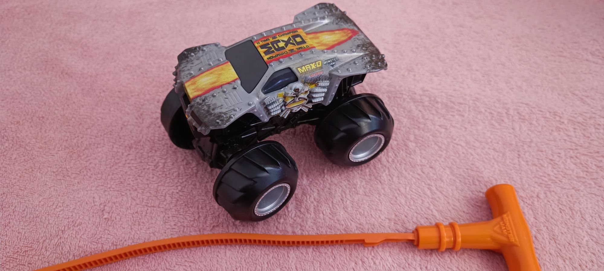 Carro monster jam max d com puxador de corda
