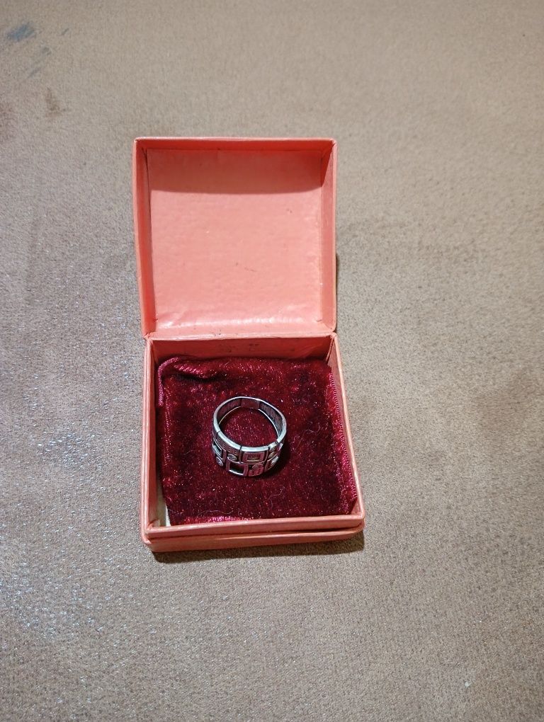 Серебряное кольцо.