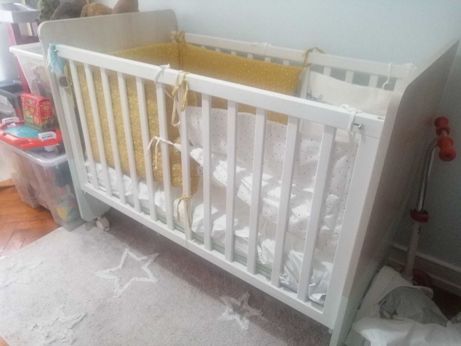 Cama de bebé com grades