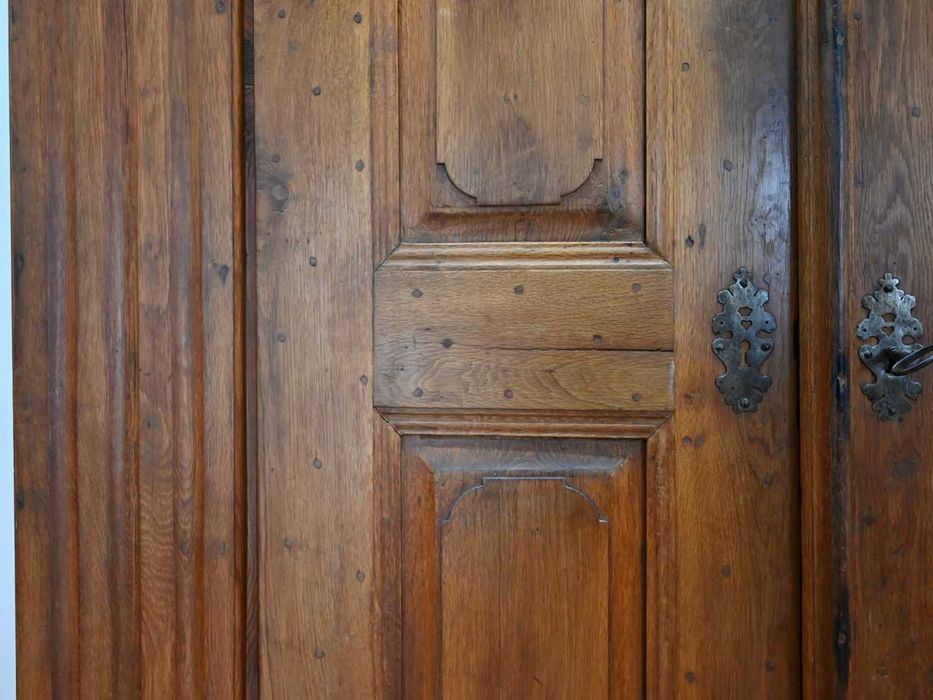 dwustuletnia okazała tradycyjna szafa kołkowana 082901