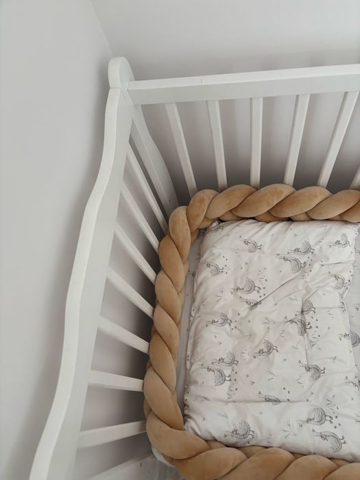 Biale drewniane łóżeczko +materac