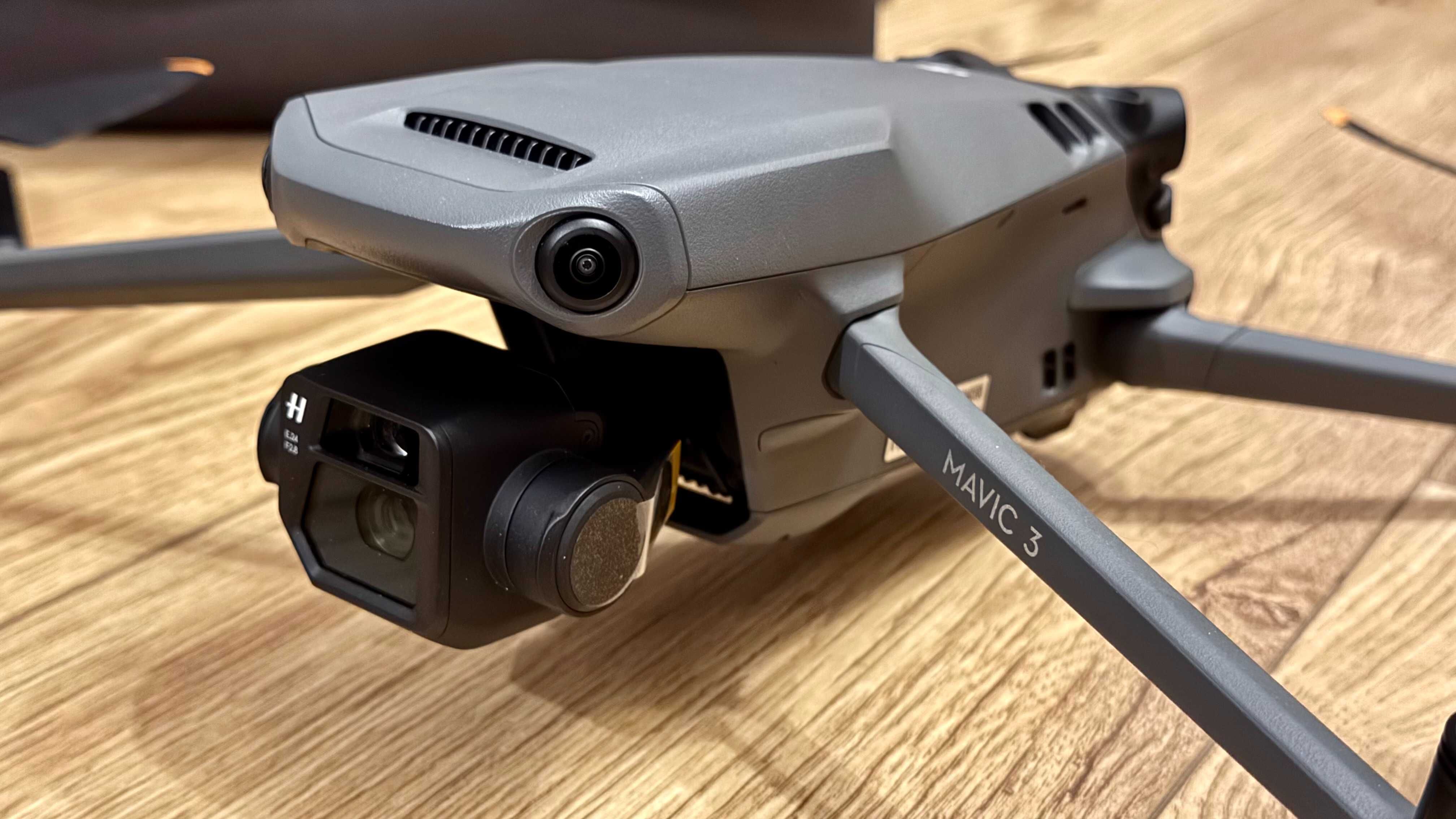 Dron DJI Mavic 3 Fly More Combo jak nowy, zestaw z walizką SunnyLife